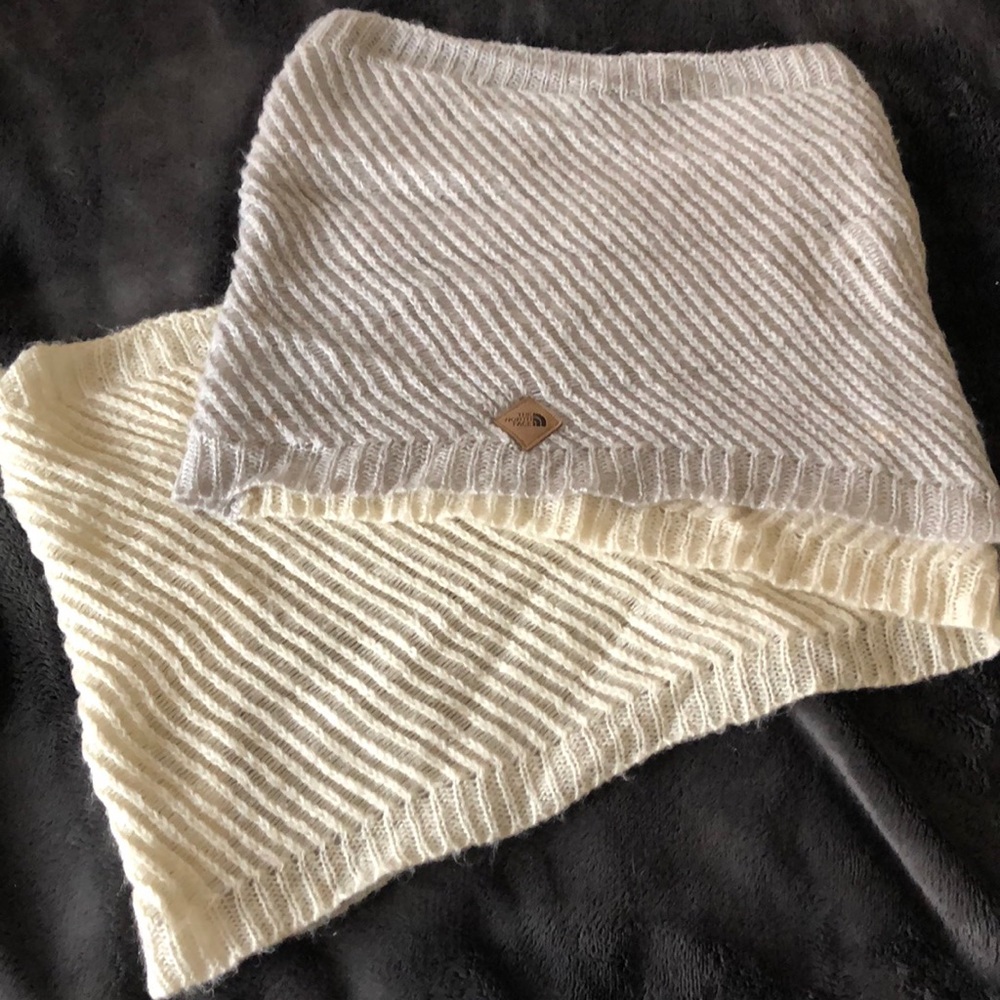 North Face. Warm Infinity Winter Scarf. Grey/Cream